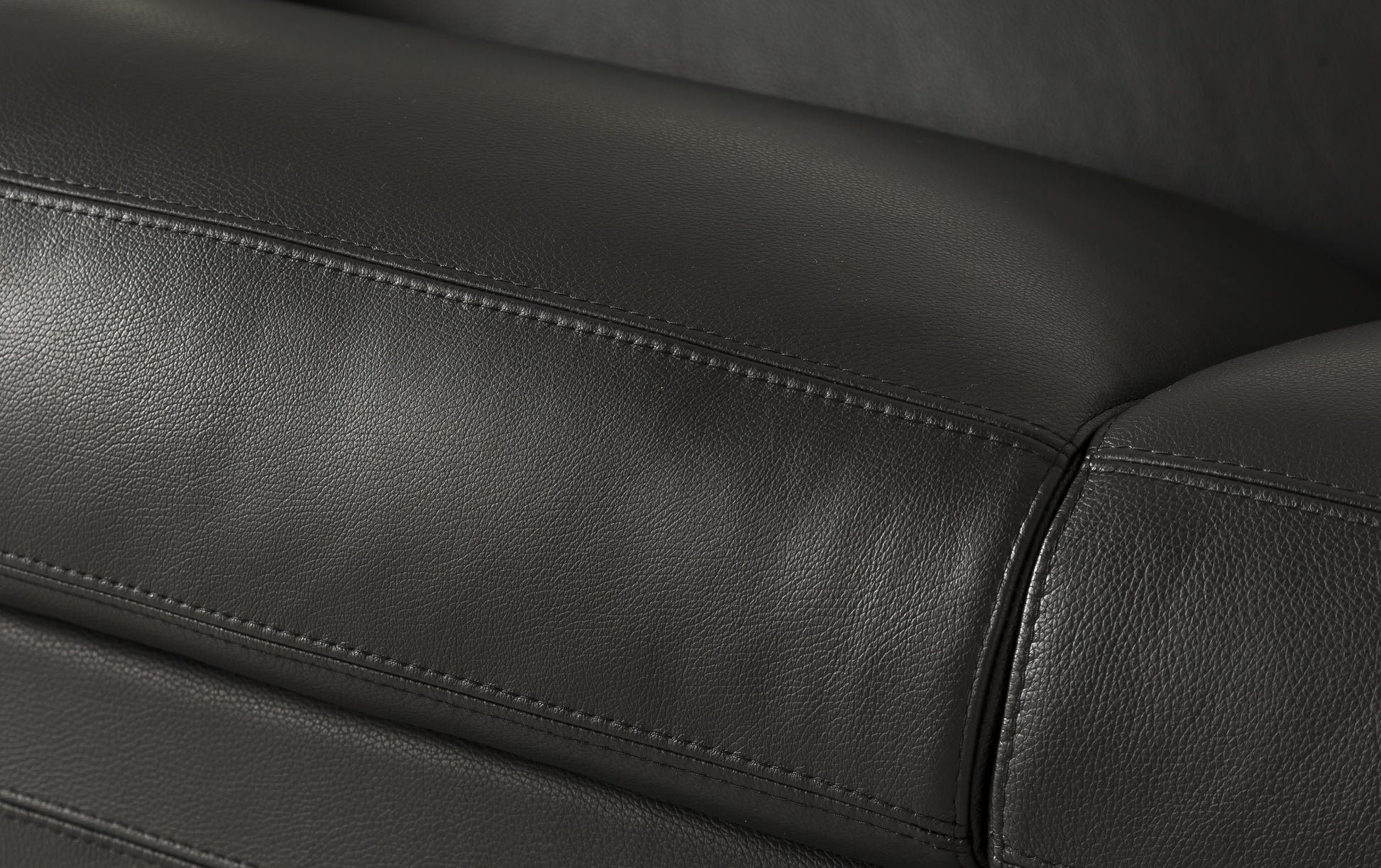 Détail du tissu en cuir noir d'un canapé convertible de luxe Notte
