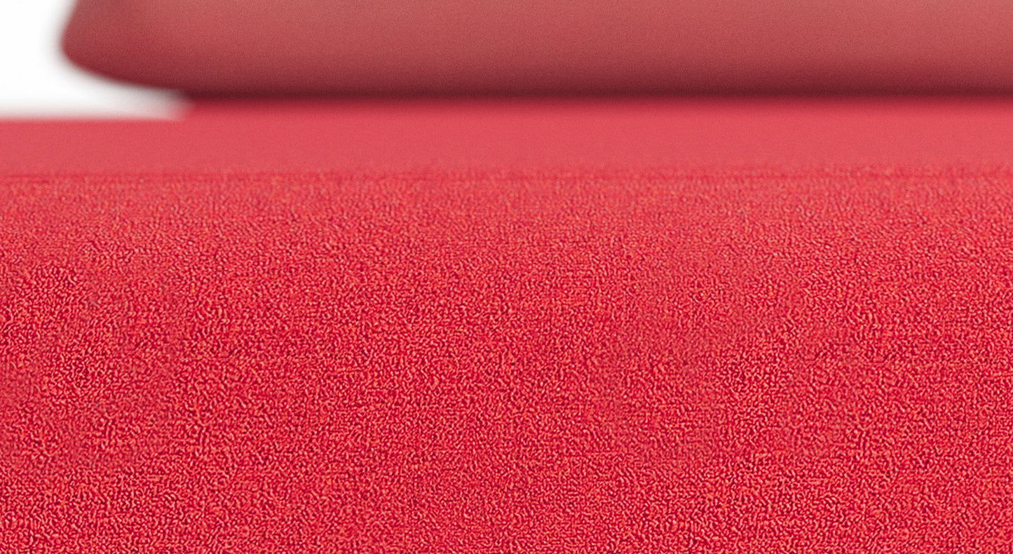 Gros plan sur un tissu rouge texturé, probablement un textile suisse de type madras