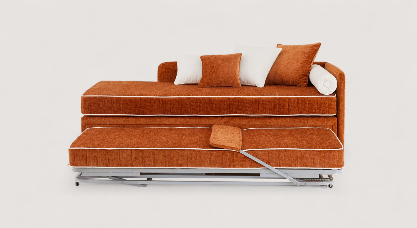 Lit gigogne Nolan en tissu orange avec coussins blancs et orange, structure métallique visible, design compact et moderne