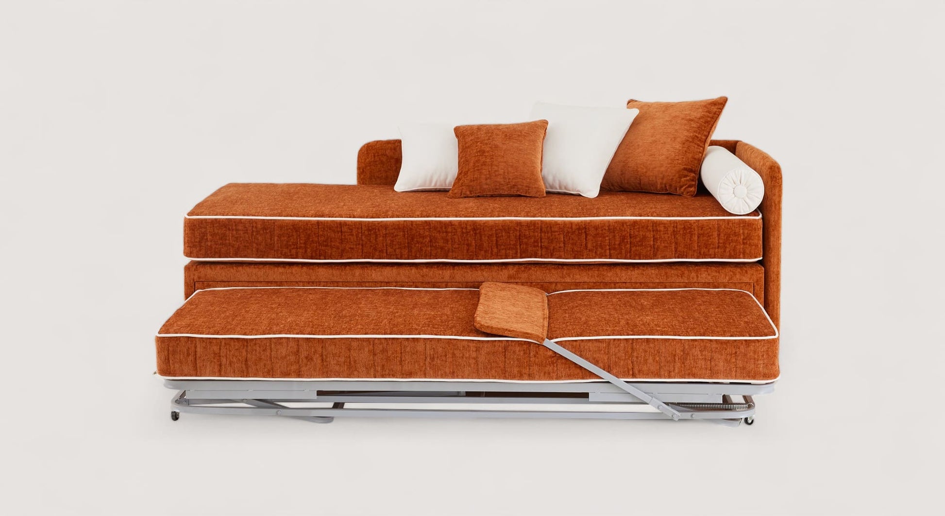 Lit gigogne Nolan en tissu orange avec coussins blancs et orange, structure métallique visible, design compact et moderne