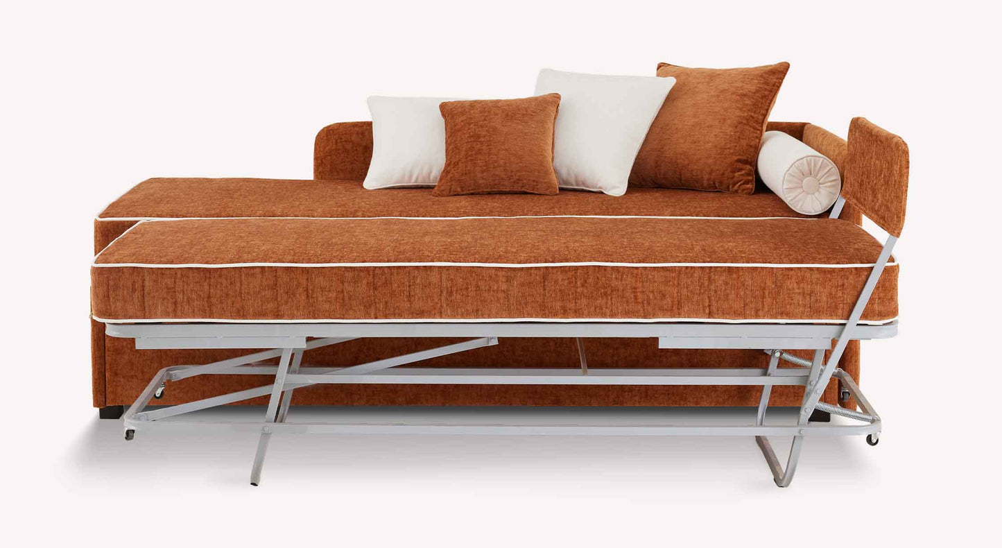Lit gigogne NOLAN 250 tissus au choix en position canapé avec structure métallique apparente, revêtement orange et coussins décoratifs assortis.