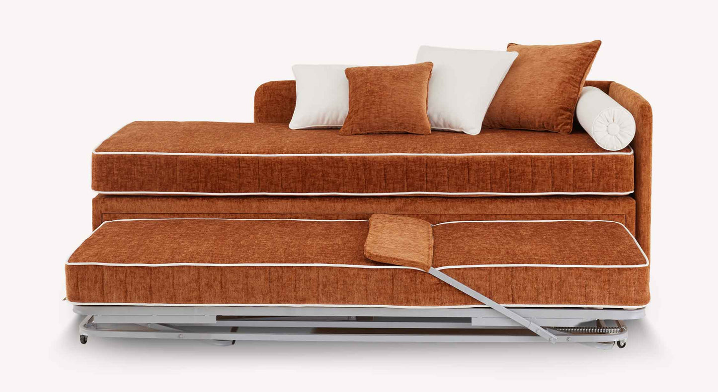 Lit gigogne NOLAN 250 tissus au choix en tissu marron avec structure métallique et coussins décoratifs blancs et marron, design compact et fonctionnel pour couchage supplémentaire.