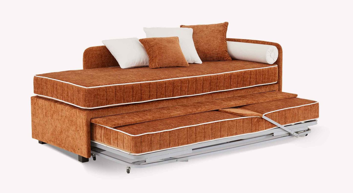Lit gigogne NOLAN 250 tissus au choix en tissu marron avec coussins blancs et marron, offrant une solution astucieuse pour un couchage supplémentaire.