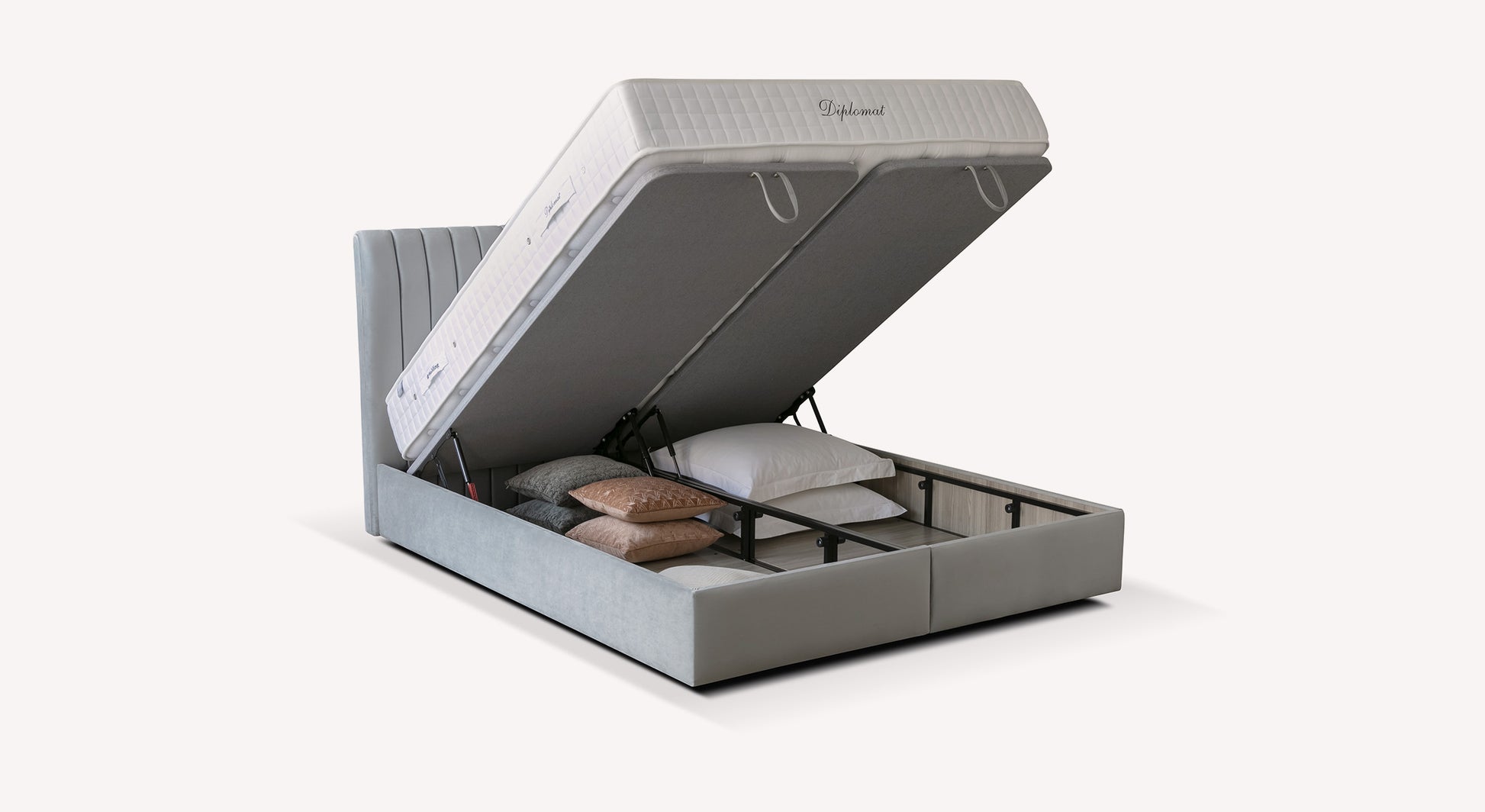 Lit coffre gris avec matelas relevable, offrant un espace de rangement pour oreillers et coussins. Modèle "Diplomat"