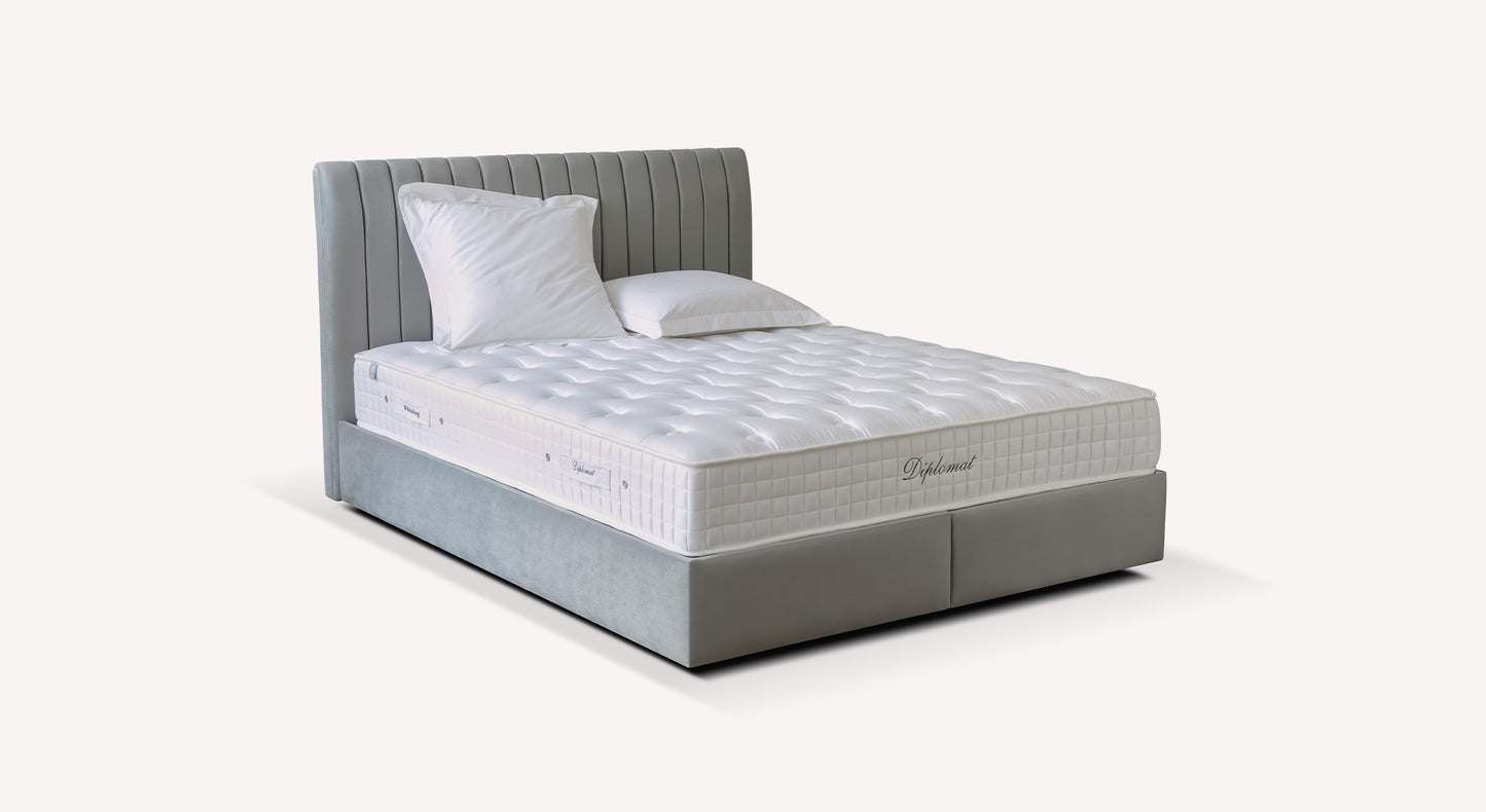 Lit avec matelas blanc et tête de lit grise, modèle "Diplomat", ambiance moderne et élégante