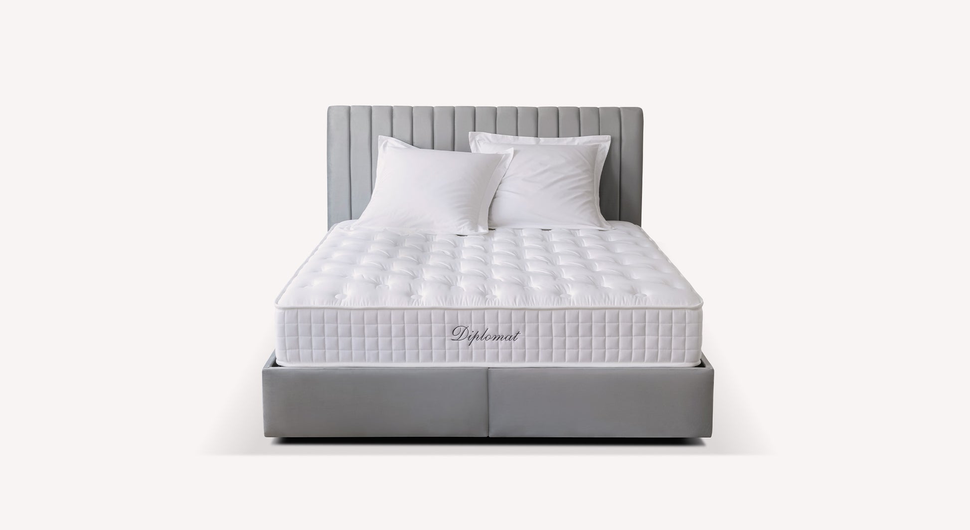 Lit gris avec matelas blanc "Diplomat", deux oreillers, design moderne et élégant