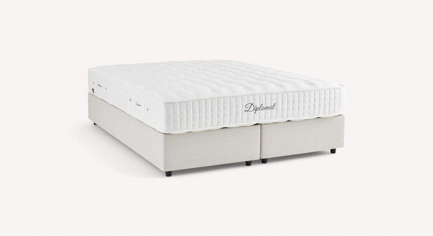 Matelas blanc "Diplomat" sur un sommier beige, packshot pour Wedpacknin, modèle Nina Cuper Basic