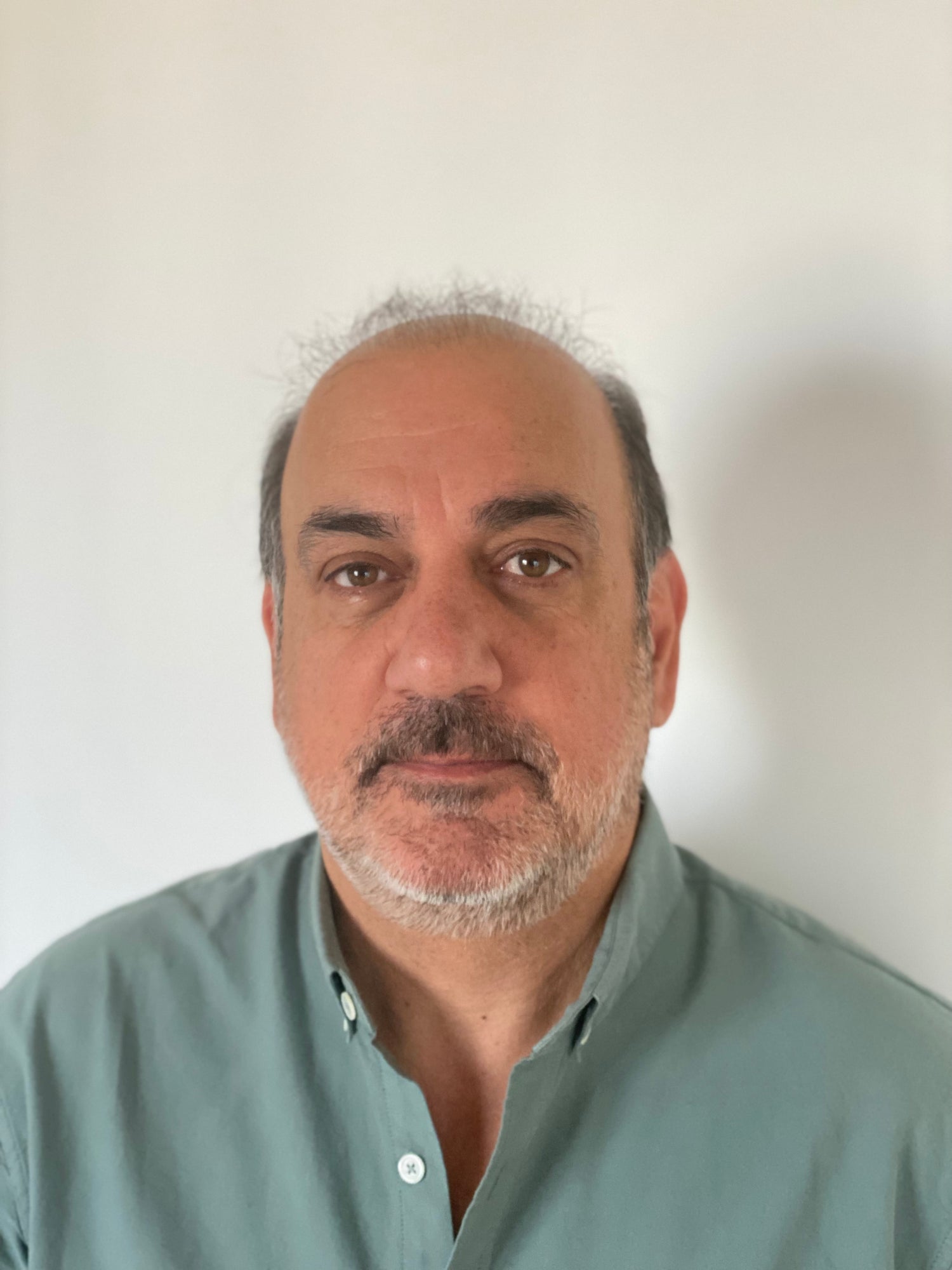 Je ne sais pas qui est sur l'image, mais voici une balise alt basée sur le contexte :